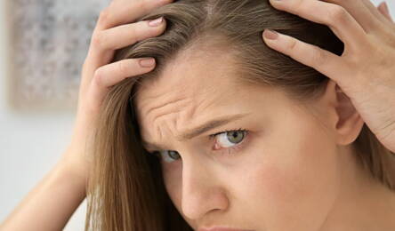 Wie unsere Haare altern – und warum alles in der Kopfhaut beginnt