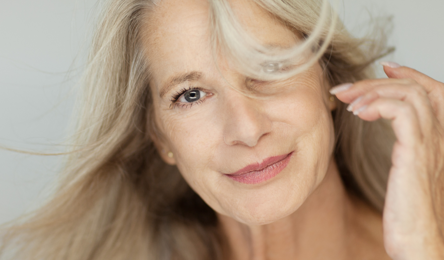 Wie beeinflussen hormonelle Veränderungen das Haar und die Kopfhaut?